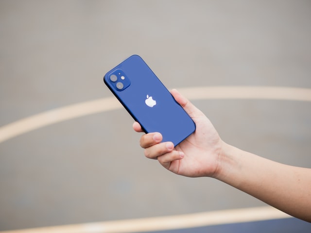 blauwe iphone in hand