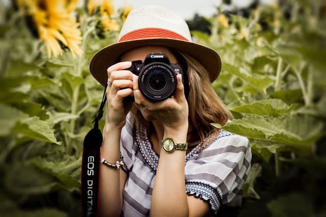 vrouw met fotocamera