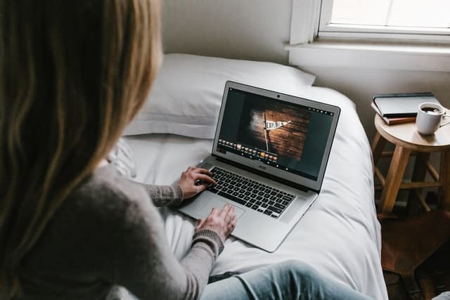 vrouw bewerkt foto op laptop