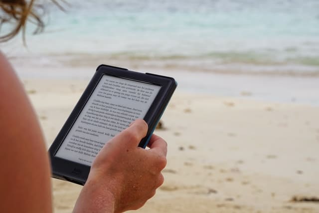 e-reader op het strand