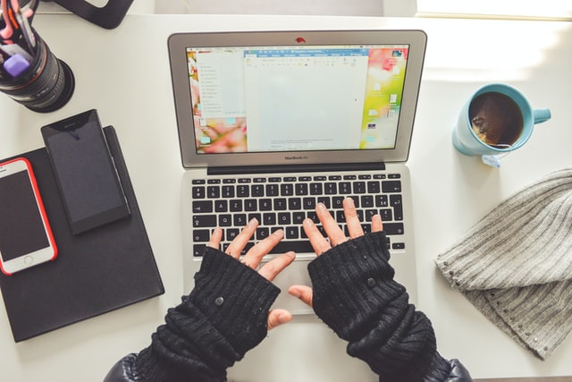 vrouw met word op macbook