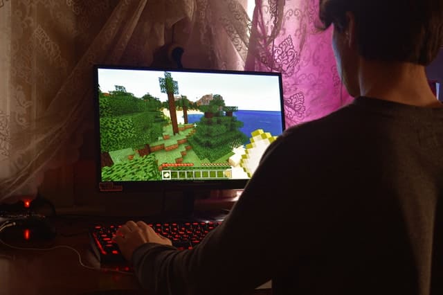 jongen speelt minecraft op pc