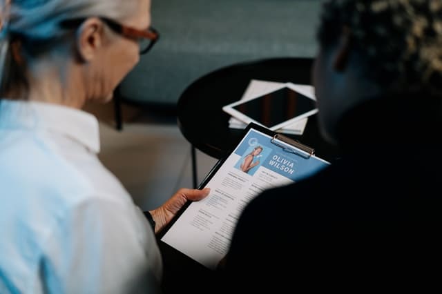 vrouw met cv op klapper