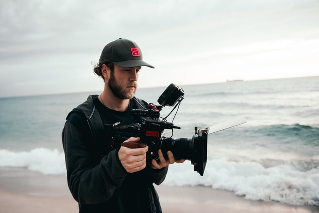 man met camera op strand