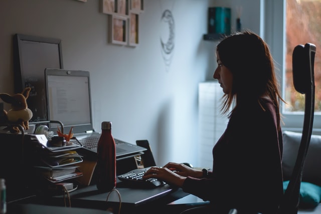 Vrouw achter computer google docs