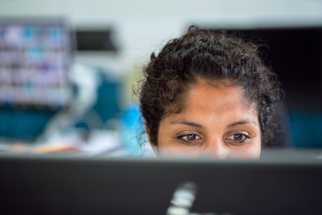 Vrouw achter computerscherm