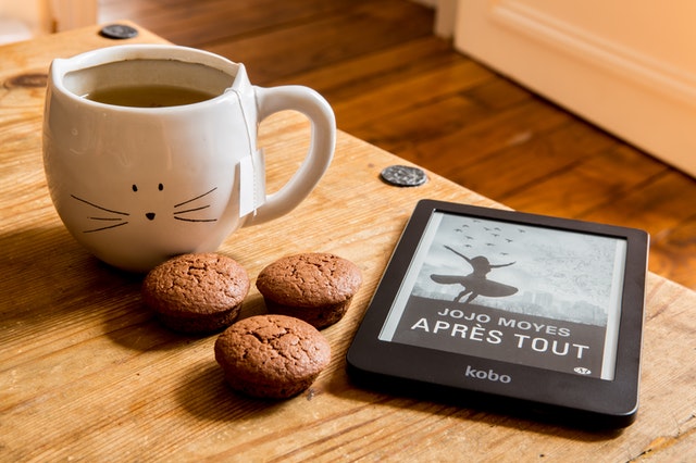kobo e-reader met warme thee en koekjes