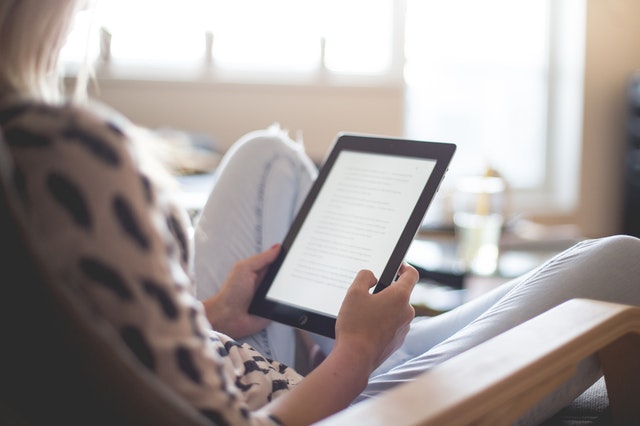 vrouw leest op e-reader