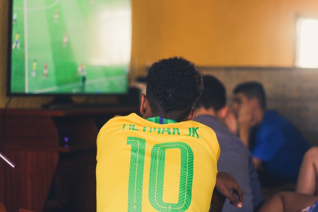 Jongen met Neymar shirt kijkt voetbal