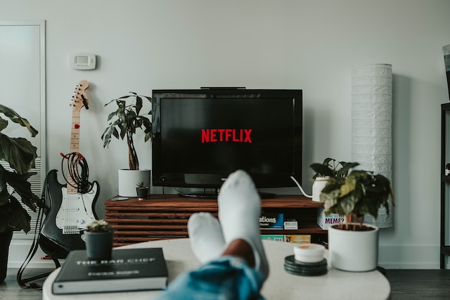 netflix op tv en gitaar